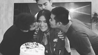 Momen ini sangat romantis, dimana Boy dan adik-adiknya memberikan kejutan berupa kue ulang tahun untuk mamanya tercinta. Foto : Instagram @boywilliam17