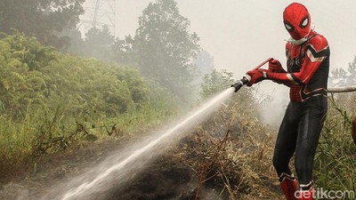 Superhero Bantu Padamkan Kebakaran Hutan di Riau