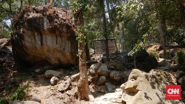 Mengujungi Air Terjun Kering di Karawang Selatan