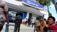 Sejumlah warga nampak mendatangi kantor Bank BRI untuk melakukan transaksi perbankan.