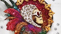 Bagaimana dengan wajah Elton John? Di pie ini terlihat John menggunakan kostum pelanginya, dengan beberapa glitter cantik yang dibuat dari gula pasir. Foto: Instagram @thepieous