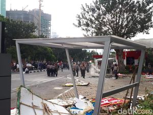 Demo di KPK Ricuh: Massa Lempar Batu, Polisi Tembakkan Gas Air Mata