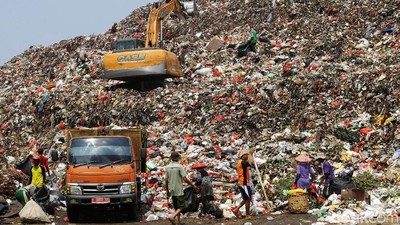 Potret Gunungan Sampah di TPA Cipayung Depok