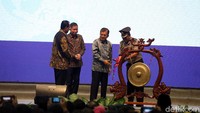 JK memukul gong sebagai tanda dibukanya Indotrans Expo 2019.
