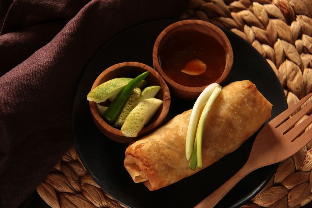 Loenpia, or also spelt Lumpia, Semarang is a signature Peranakan dish from Semarang. Spring roll filled with sautÃ©ed bamboo shoots and minced chicken; eaten with fresh scallion, spicy cucumber pickle and tapioca sauce. Accompanied with other Javanese snacks for afternoon tea time.