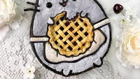 Kali ini, Jessica memanggang pie nya dengan karakter Pusheen. Pusheen ialah salah satu karakter favorit anaknya, sehingga anaknya meminta untuk dibuatkan pie Pusheen dengan warna persis dengan karakter aslinya yaitu abu-abu. Foto: Instagram @thepieous