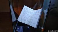 Buku catatan tulisan tangan Habibie. Ini adalah catatan harian Habibie dari 9 Oktober 1987-25 Agustus 1988. (Tasya/detikcom)