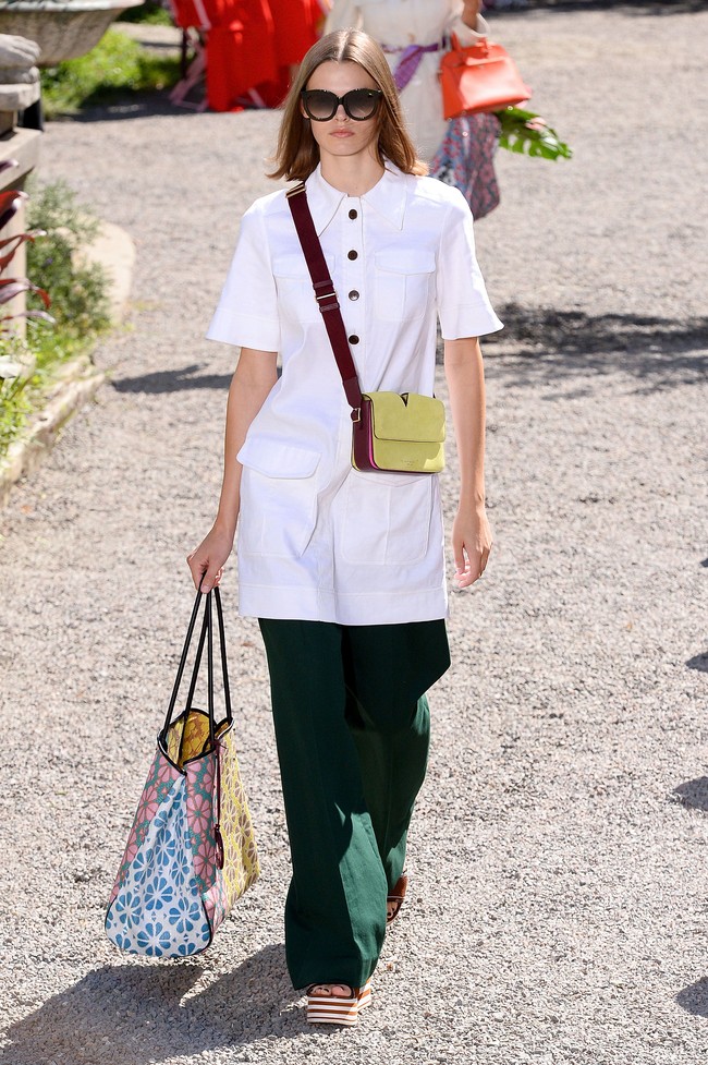 Fashion show koleksi terbaru Kate Spade, New York Fashion Week Spring 2020 digelar di Elizabeth Street Garden, Manhattan, Sabtu (07/09/2019). [Photo by Noam Galai/Getty Images]