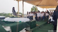 Suasana pemakaman Raymond Hartanto di San Diego Hills, Karawang, Jawa Barat pada Jumat (13/9).