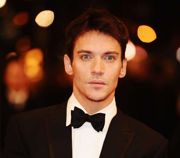 Model dan pemain film August Rush, Jonathan Rhys Meyers pernah bermasalah saat sedang minum di ruang tunggu bandara tahun 2010. Ia bahkan sampai menantang petugas dan berakhir tak diizinkan naik pesawat (Getty Images) Model dan pemain film August Rush, Jonathan Rhys Meyers pernah bermasalah saat sedang minum di ruang tunggu bandara tahun 2010. Ia bahkan sampai menantang petugas dan berakhir tak diizinkan naik pesawat (Getty Images)