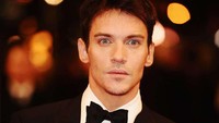 Model dan pemain film August Rush, Jonathan Rhys Meyers pernah bermasalah saat sedang minum di ruang tunggu bandara tahun 2010. Ia bahkan sampai menantang petugas dan berakhir tak diizinkan naik pesawat (Getty Images) 