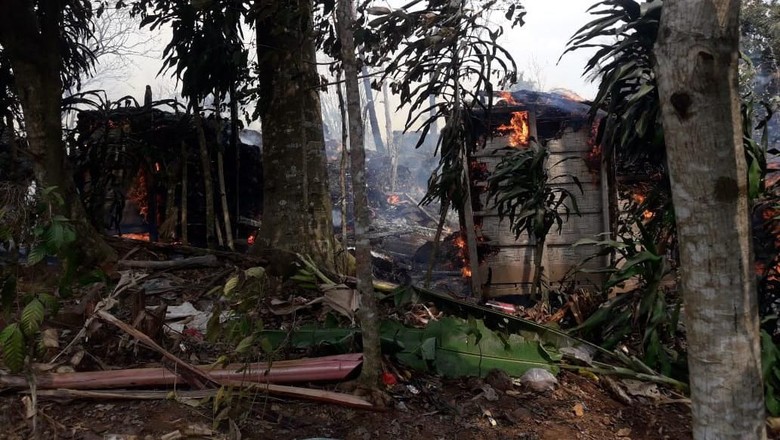 160 Warga Adat Baduy Luar Mengungsi Akibat Kebakaran 160 Warga Adat Baduy Luar Mengungsi Akibat Kebakaran