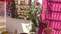 Ditambah dengan pencahayaan yang natural, dan nuansa merah muda yang cerah. Restoran Interno jadi spot favorit para turis saat makan siang. Foto: Instagram Interno