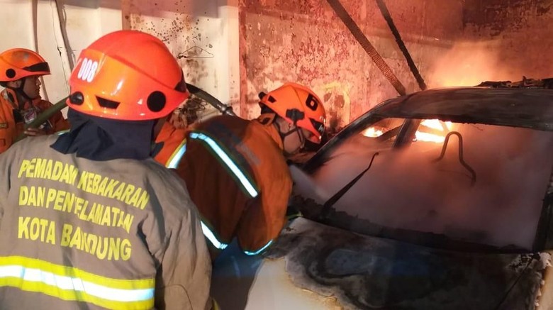 Showroom di Bandung Dilalap Api, 7 Mobil Terbakar Showroom di Bandung Dilalap Api, 7 Mobil Terbakar