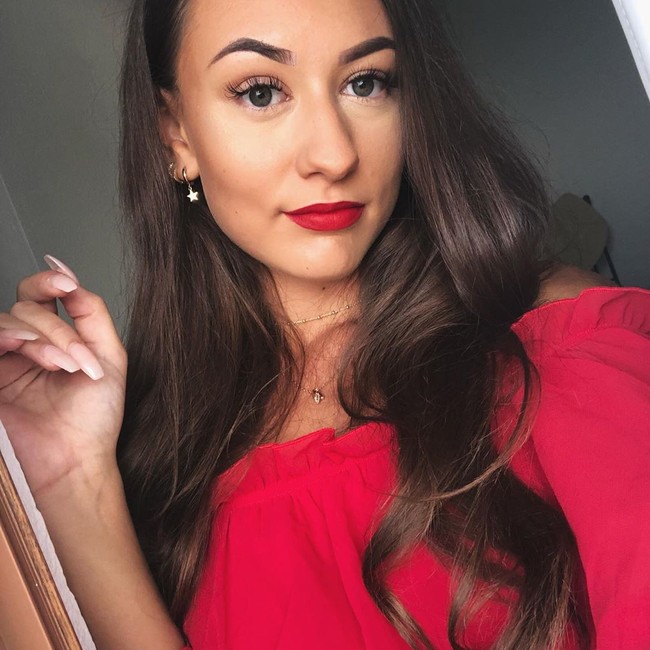 Lottie berbagi video berbisik dengan tujuan untuk membantu orang tertidur melalui ASMR (Autonomous Sensory Meridian Response), sebuah bunyi-bunyian yang dianggap menenangkan. Hal tersebut membuat orang merasa mengantuk dan santai sambil memicu suara dan visual tertentu. Foto: Instagram