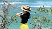 Seorang pengunjung menikmati keindahan pantai di kawasan wisata Nemberala, Rote Barat, NTT.