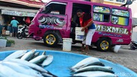 Mobil angkutan umum disana biasanya selalu dimodifikasi dengan warna mentereng dan beragam tulisan sebagai bentuk bagian dari ekspresi si pemilik mobil.