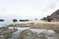 Kontur Pantai Tiang Bendera yang berupa bebatuan karang (Afif Farhan/detikcom)
