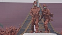 Belum bisa dipastikan siapa yang memasang masker di patung tersebut, namun diduga sebagai bentuk protes terhadap penanganan karhutla dan kabut asap yang membuat kualitas udara di Riau tercemar hingga kategori berbahaya. ANTARA FOTO/FB Anggoro.