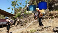 Bantuan air bersih diberikan untuk memenuhi kebutuhan konsumsi masyarakat sebanyak 4.200 jiwa yang tinggal di 7 dukuh di Desa Giricahyo Kecamatan Purwosari yakni Dukuh Jati, Jambu, Lumbung, Jurug, Karangtengah, Wuni dan Gabug. Pool/Kementerian PUPR.