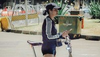Vanessa Angel salah satu artis yang menyukai sepeda lipat Brompton. Menurut keterangan dari founder Komunitas Jakarta Sepeda Lipat (Jakseli), Phang Harianto, Vanessa masuk dalam komunitas Brompton. Foto: Instagram @fanessaangelofficial