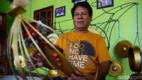 Sasando adalah sebuah alat musik dawai yang dimainkan dengan cara dipetik. Instumen musik ini berasal dari pulau Rote, Nusa Tenggara Timur. Selain piawai membuat Sasando, Herman Ledoh juga membuat kenong dan gong dan ia juga mahir dalam memainkan alat musik khas NTT itu.