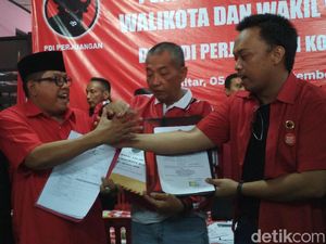 Putra Wali Kota Blitar Non Aktif Samanhudi Kembalikan Formulir Bacawali