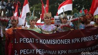 Aksi ini dilakukan massa dari Aliasi Masyarakat untuk Perubahan KPK.