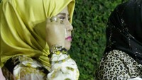 Elvy sesekali menetaskan air mata menjelaskan kondisi putranya tersebut.  Foto: Ismail/detikHOT