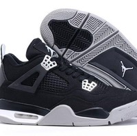 Sneakers kolaborasi Nike dengan rapper Eminem yang hadir dalam siluet Air Jordan memiliki daya tarik yang kuat pula bagi investor. Detroit News mengabarkan, 10 pasang Nike Air Jordan 4 Retro Eminem Carhartt dijual seharga US$ 227.552 atau Rp 3,1 miliar di eBay. Sementara Fight Club menjualnya US$ 14 ribu sampai 20 ribu per tiga pasang. Foto: Dok. ist