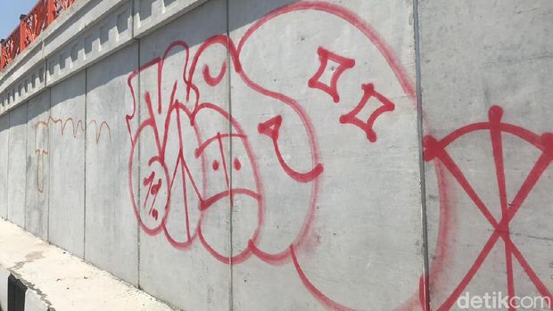 Vandalisme di underpass Karanglo/