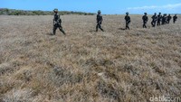 Patroli yang dilakukan oleh anggota Marinir dari TNI AL ini memang rutin dilakukan demi menjaga kedaulatan negara kesatuan Republik Indonesia.