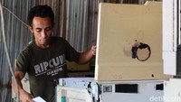Meskipun demikian, Yerdi tetap bekerja seperti biasa dan terus mencopi sejumlah dokumen yang diperlukan oleh para pelanggannya.