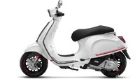 Diperkenalkan dalam edisi warna White Innocenza, konsep Vespa Sprint Carbon menonjolkan citra premium dan sporty yang akan memancarkan kesan segar, muda, dan modern untuk mereka yang memiliki dan mengendarainya. Istimewa/Vespa.