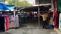 Menurut mereka, tidak hanya masyarakat yang malas berbelanja karena kabut asap. Pedagang sendiri juga kadang banyak yang tutup. Ini karena ada anak istrinya jatuh sakit karena asap.
