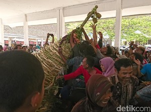 Wujud Rasa Syukur, Nelayan Popoh Tulungagung Gelar Tradisi Labuh Sembonyo