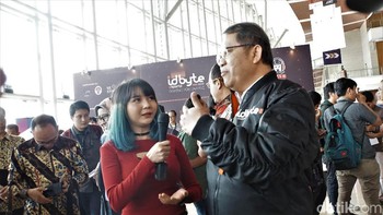 Nah, ini nih salah satu yang ditungguin Sarah. Ia mau ngevlog bareng Menkominfo. Nggak sih cuma pengen ngobrol aja sama pak menteri, katanya. (Foto: Aisyah Kamaliah/detikINET)