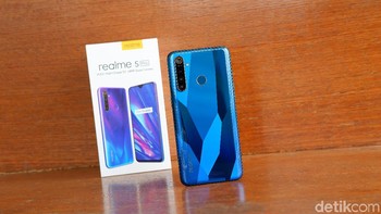 Kamera belakangnya punya komposisi 48MP (wide), 8MP (ultrawide), 2MP (macro), dan 2MP (depth sensor). (Foto: Adi Fida Rahman/detikINET)