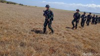Anggota Marinir TNI AL melakukan patroli perbatasan. Tim tapal batas detikcom bersama BRI berkesempatan melihat langsung dan mengikut patroli di pulau terdepan Indonesia.
