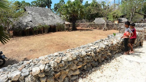 Ada banyak rumah adat di Indonesia, salah satunya Rumah Adat Rote. Rumah adat tersebut bergaya rumah panggung dengan atap daun lontar.