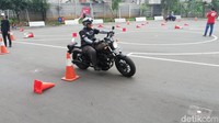 Materi pelatihan kali ini berisikan slalom, pengendalian di tikungan, teknik pengereman, dan keseimbangan. Foto: Rizki Pratama