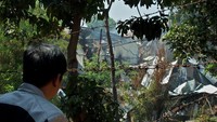 Seorang warga melihat reruntuhan gudang tempat penyimpanan bahan peledak dan bom temuan dari masyarakat, setelah terjadinya ledakan di gudang tersebut, di kompleks Markas Brimob Polda Jateng, di Semarang, Jawa Tengah, Sabtu (14/9/2019). ANTARA FOTO/R. Rekotomo.