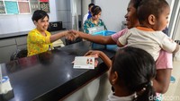 Sementara yang belum mendapatkan KIP, pencairan dapat dilakukan melalui teller BRI.