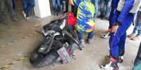 Cara kedua mendirikan moge yang jatuh. 