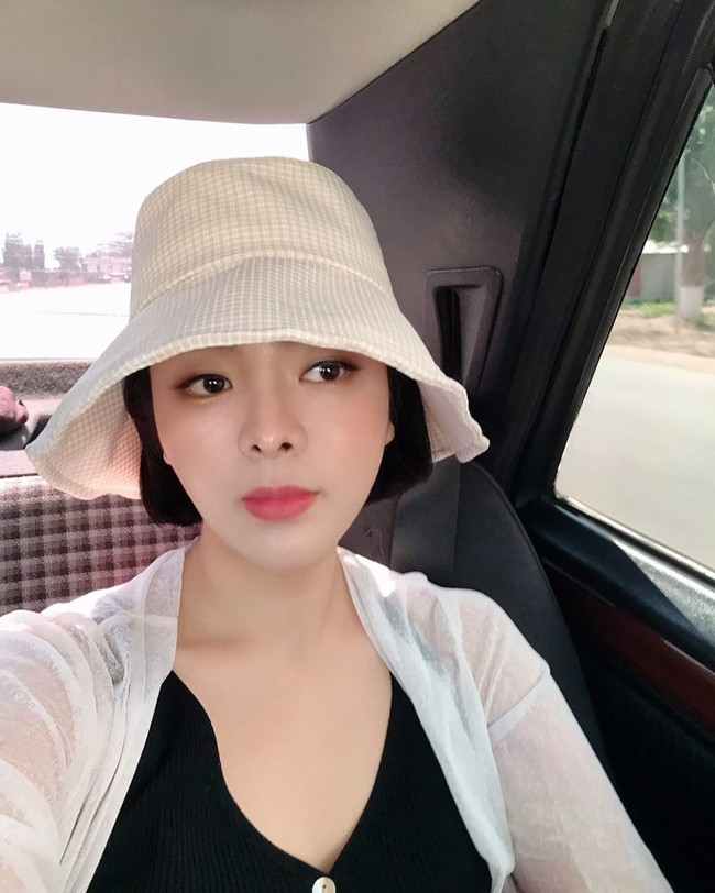 Walau jarang terlihat di dunia hiburan, ia tetap tampil menawan selayaknya artis. Kini Son Fe Ya lebih terlihat menerapkan potongan rambut pendek yang membuatnya tampak awet muda. Foto: Instagram @actress_sonfeya