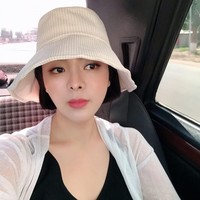 Walau jarang terlihat di dunia hiburan, ia tetap tampil menawan selayaknya artis. Kini Son Fe Ya lebih terlihat menerapkan potongan rambut pendek yang membuatnya tampak awet muda. Foto: Instagram @actress_sonfeya