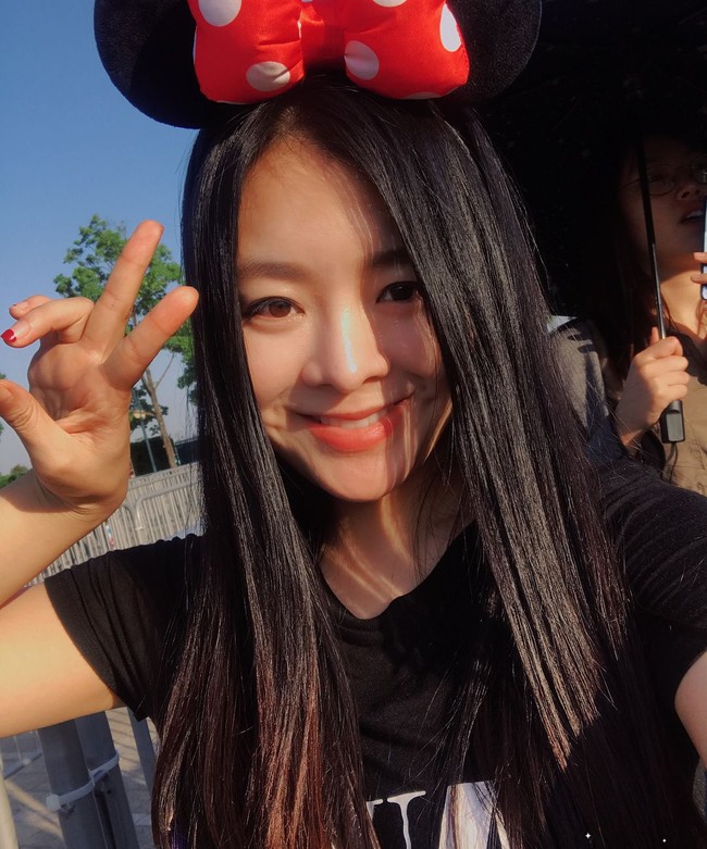 Di tahun 2007, ia berjalan di sebuah acara karpet merah di mana bagian atas busananya terbuka. Setelah insiden yang terjadi ketika siaran langsung tersebut namanya pun jadi viral. Foto: Instagram @actress_sonfeya