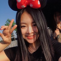 Di tahun 2007, ia berjalan di sebuah acara karpet merah di mana bagian atas busananya terbuka. Setelah insiden yang terjadi ketika siaran langsung tersebut namanya pun jadi viral. Foto: Instagram @actress_sonfeya