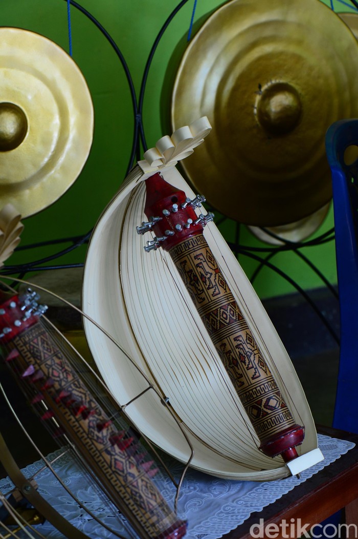 Budayawan NTT, Herman Adolf Ledoh menunjukan karya Sasando kepada tim Tapal Batas detikcom, di kediamannya di Desa Busalangga, Rote Barat Laut, (22/8/2019). Selain membuat Sasando, Herman Ledoh juga membuat kenong dan gong. Ia piawai memainkan alat musik khas NTT itu.
