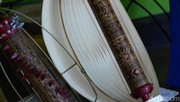 Bagian utama sasando berbentuk tabung panjang yang biasa terbuat dari bambu. Lalu pada bagian tengah, melingkar dari atas ke bawah diberi ganjalan-ganjalan di mana senar-senar (dawai-dawai) yang direntangkan di tabung, dari atas kebawah bertumpu.